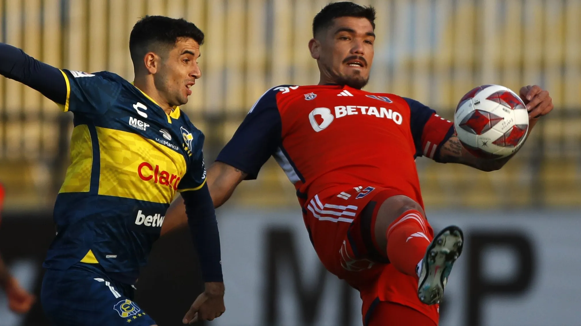 El defensa debe decir si acepta una baja propuesta por su carta. Foto: Andres Pina/Photosport