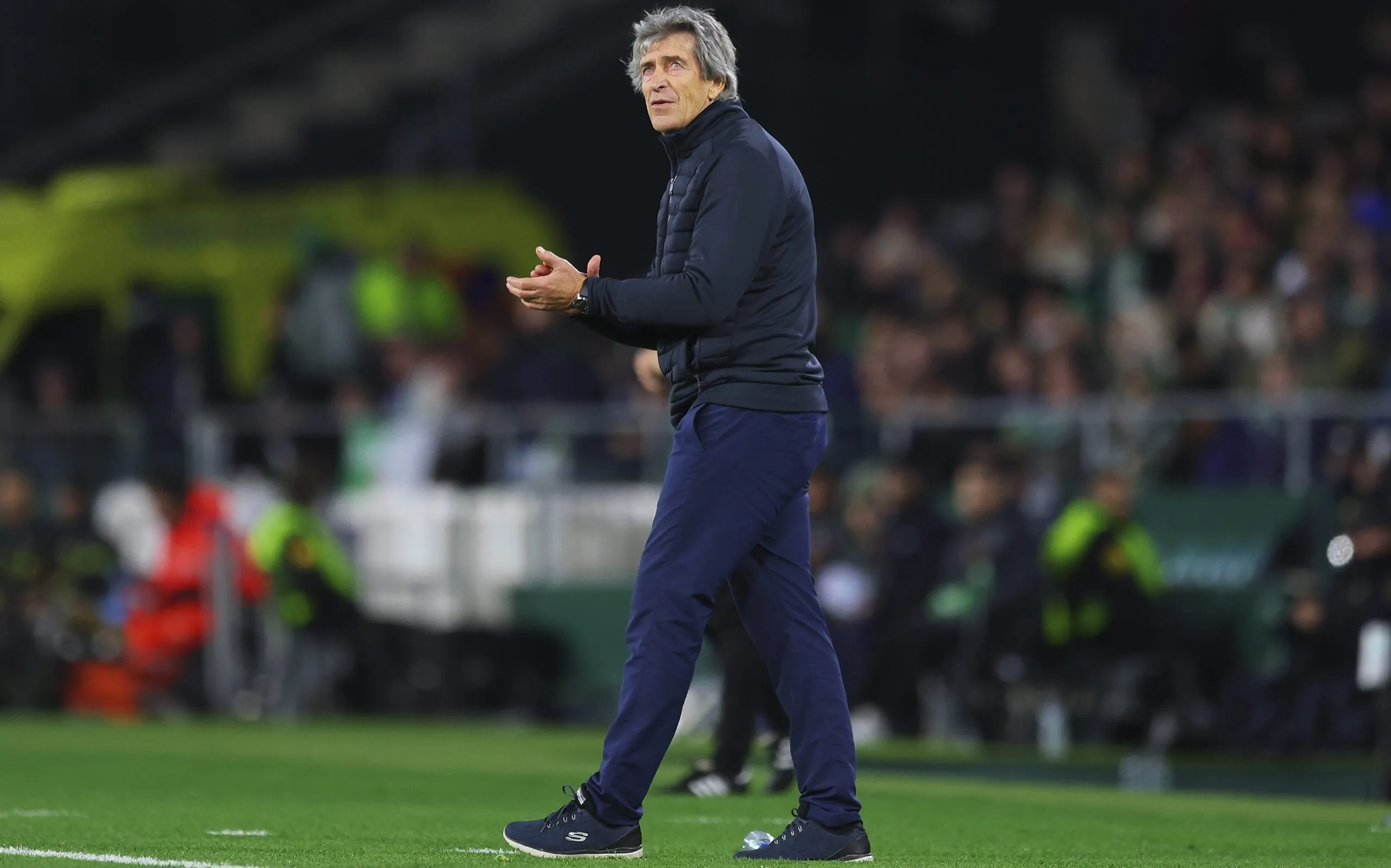 Manuel Pellegrini dirigiando al Betis contra Rangers FC en Benito Villamarín, 14 de diciembre, 2023.