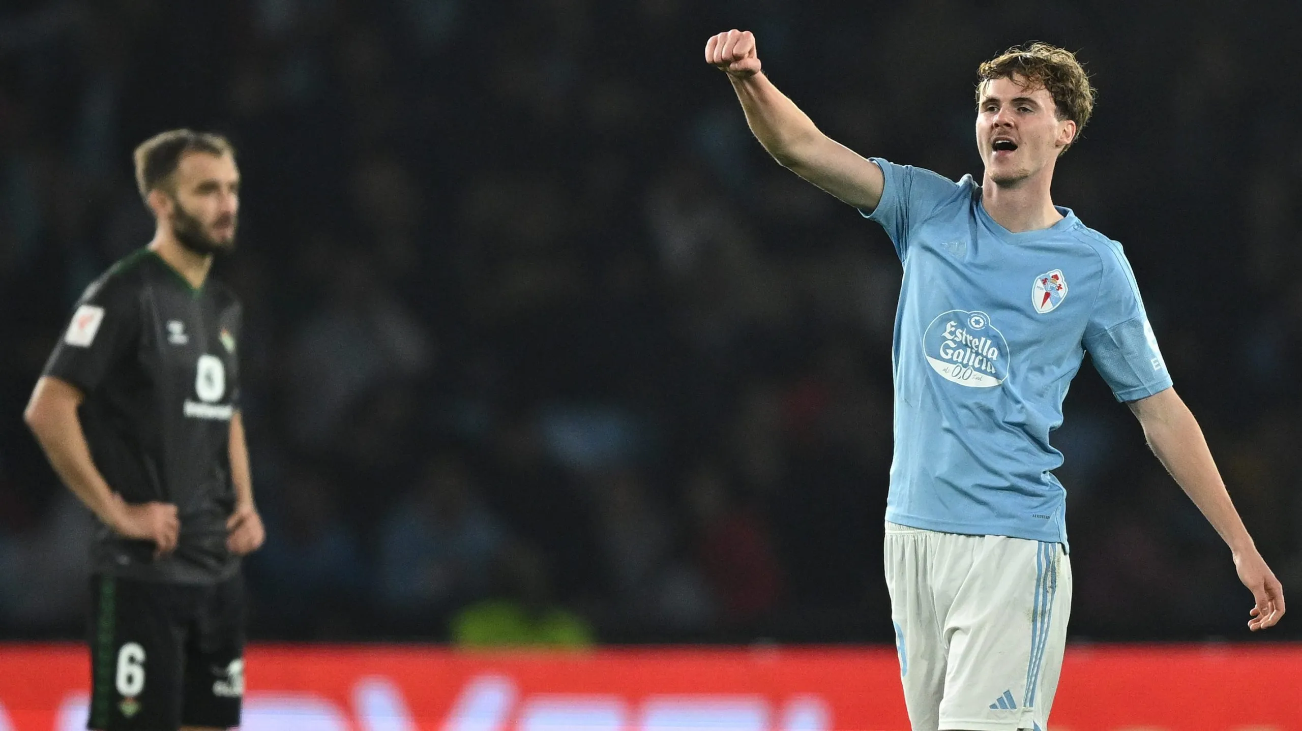 Swedberg, jugador del Celta celebrando su gol frente al Betis con Germán Pezella de fondo a la izquierda