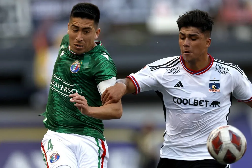 Damián Pizarro lucha un balón con Osvaldo Bosso, quien apunta a ser refuerzo de Ñublense. (Andres Piña/Photosport).