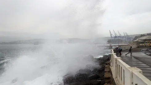 ¿En qué regiones y playas hay alerta por marejadas en Chile?