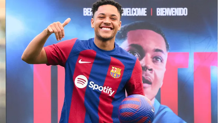 Vitor Roque es presentado en Barcelona como una estrella