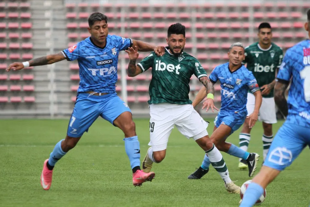 Bairon Monroy (7) en acción por San Marcos de Arica ante Santiago Wanderers. (Mauricio Toro/Photosport).