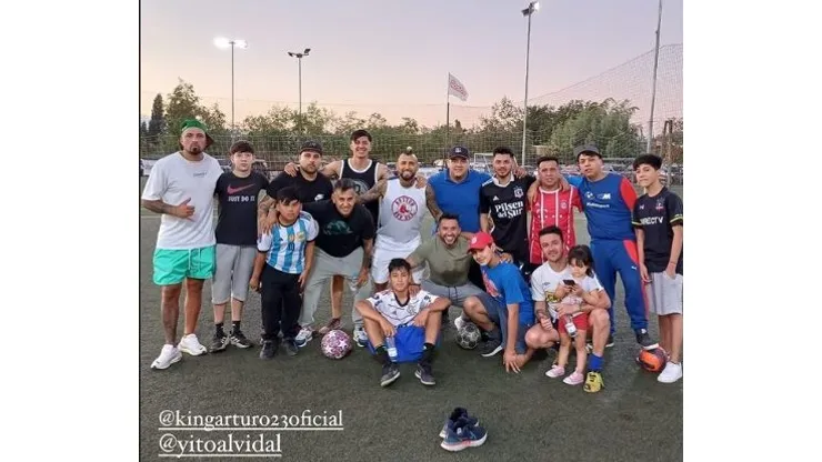 Vidal se prepara para volver al fútbol competitivo jugando pichangas