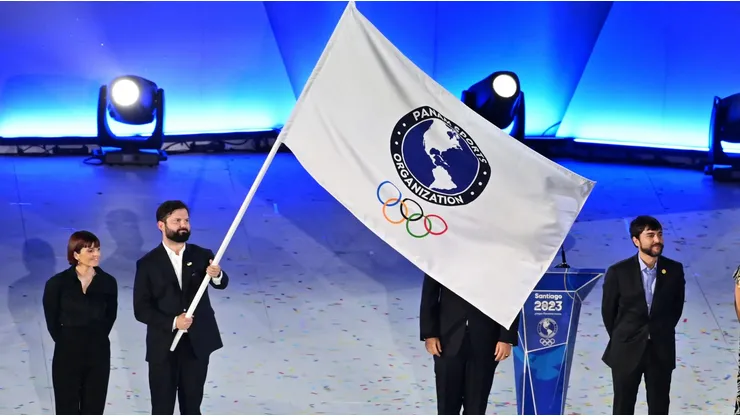 El Presidente Gabriel Boric entregó bandera de Panam Sports a Colombia.
