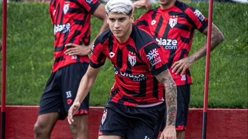 Ángelo Araos superó su lesión y ya está trabajando con balón con el Atlético Goianiense.