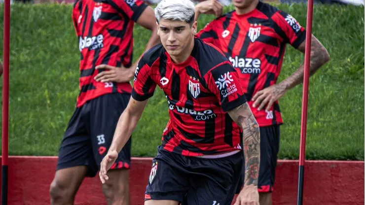 Ángelo Araos superó su lesión y ya está trabajando con balón con el Atlético Goianiense.