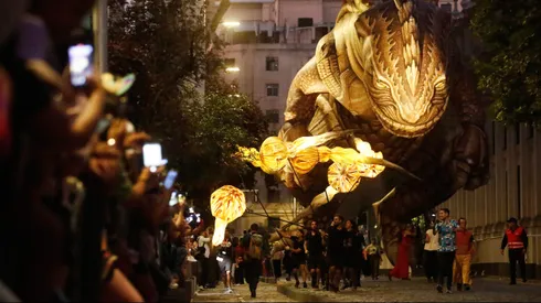 Santiago, 3 de Enero 2023. Lanzamiento del Festival Teatro A Mil 2023 en la Plaza de la Constitución con Saurian y los testigos del espacio exterior. Jonnathan Oyarzun/Aton Chile