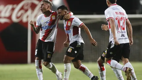 Mario Sandoval deja Curicó Unido y llega a Cobreloa, pero con una presentación que no gustó mucho a los hinchas. Todo por Charles Aránguiz.