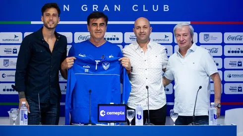 Gustavo Quinteros fue presentado como nuevo técnico de Vélez Sarsfield y lo hizo dejando un aviso a Colo Colo.