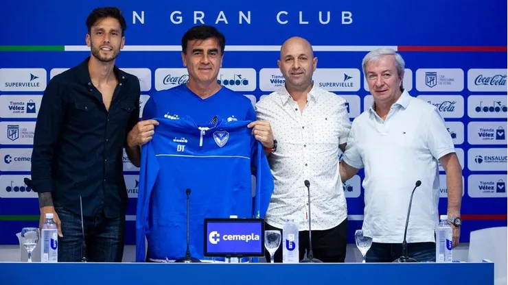 Gustavo Quinteros fue presentado como nuevo técnico de Vélez Sarsfield y lo hizo dejando un aviso a Colo Colo.