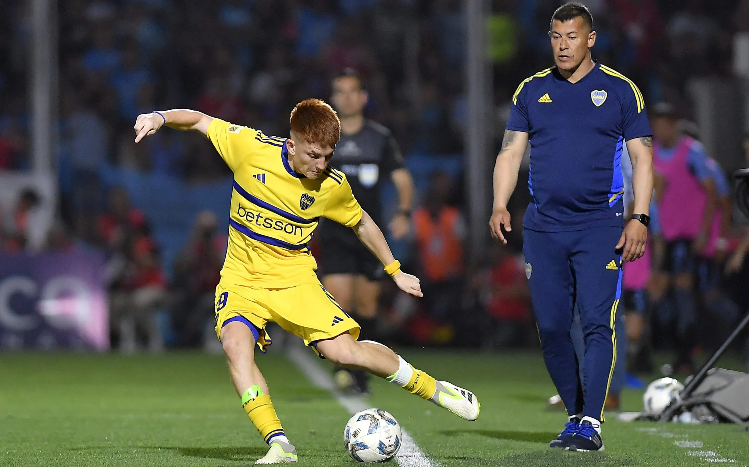 Valentín “Colo” Barco y Jorge Almirón, en un duelo vs. Belgrano en la Copa de la Liga Profesional 2023.