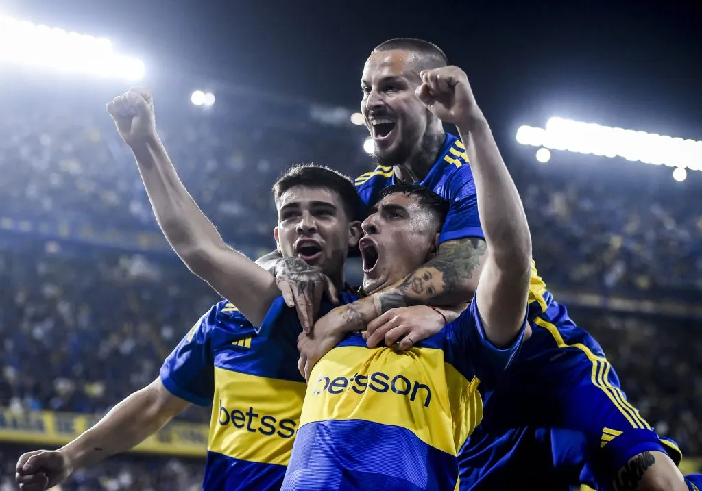 Vicente Taborda (izquiera), Miguel Mertentiel ( derecha) junto a Dario Benedetto (arriba) celebrando ante Unión en el Boca de Almirón