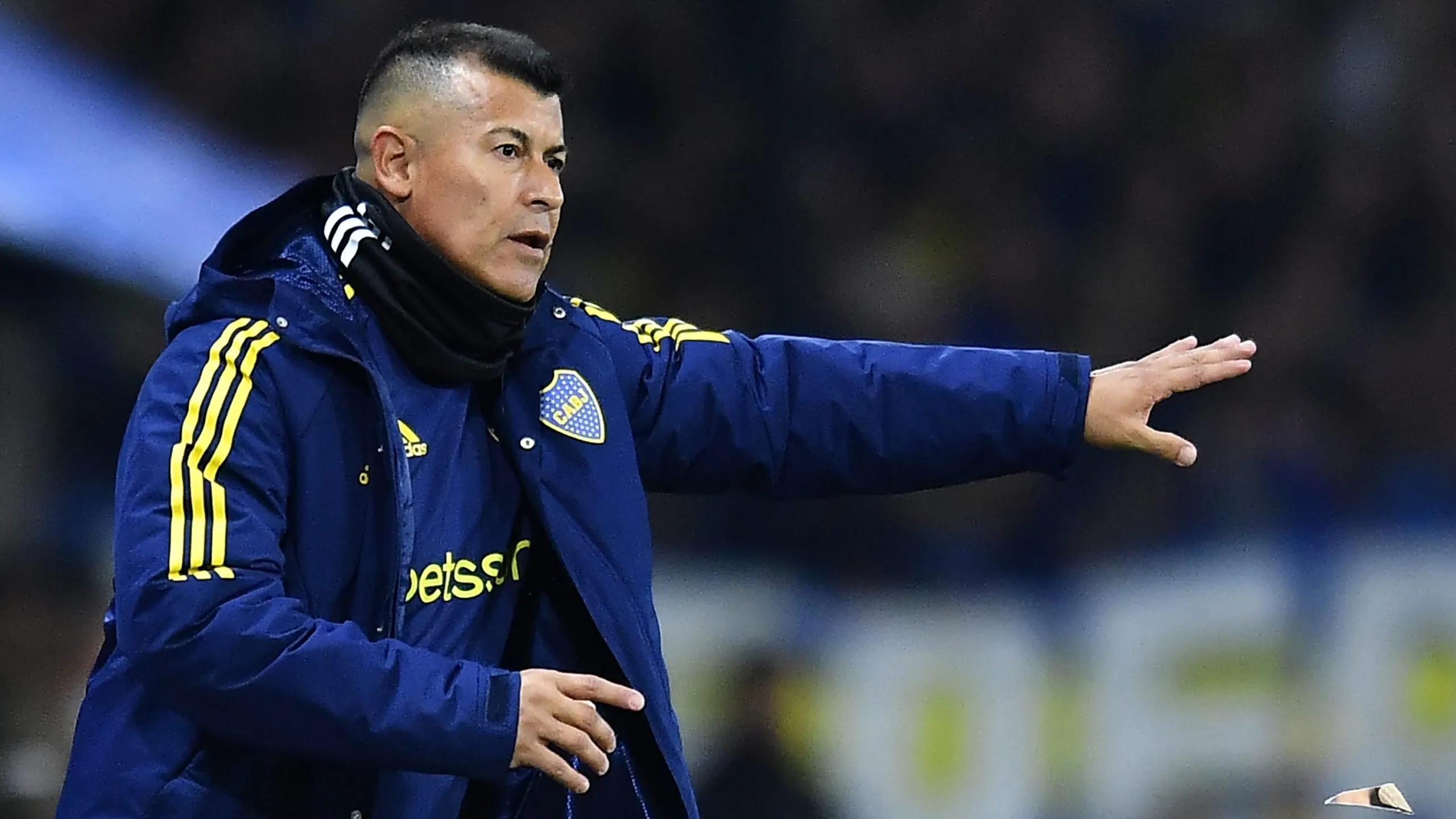 Jorge Almirón dirigiendo a Boca Juniros en el partido vs. Racing en los cuartos de final de Libertadores