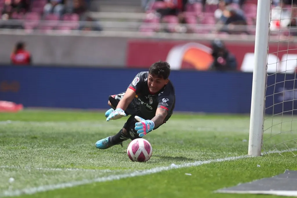Zacarías López en acción por Deportes La Serena, donde llegó a ser capitán. (Hernán Contreras/Photosport).