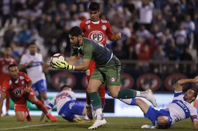 Augusto Batalla en acción por Unión La Calera. (Martin Thomas/Photosport).