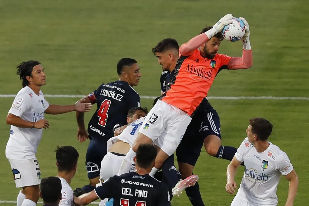 Augusto Batalla descuelga un centro en un partido entre U. de Chile y O’Higgins. (Dragomir Yankovic/Photosport).