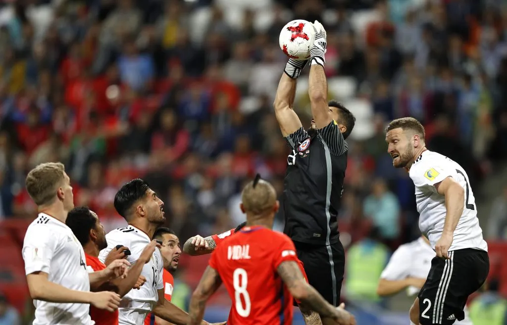 Johnny Herrera descuelga un balón aéreo en un amistoso ante Alemania en Rusia. Arturo Vidal mira atentamente. (Fotoarena/Photosport).