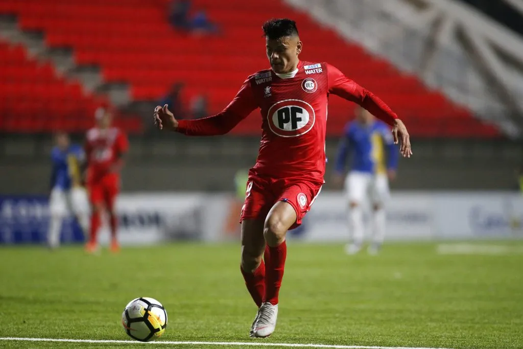 Walter Bou en acción por Unión La Calera. (Raúl Zamora/Photosport).