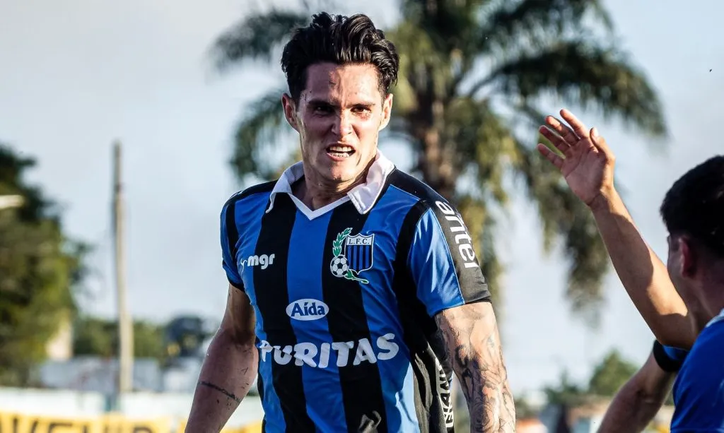 El delantero de 30 años está libre tras ser campeón con Liverpool.