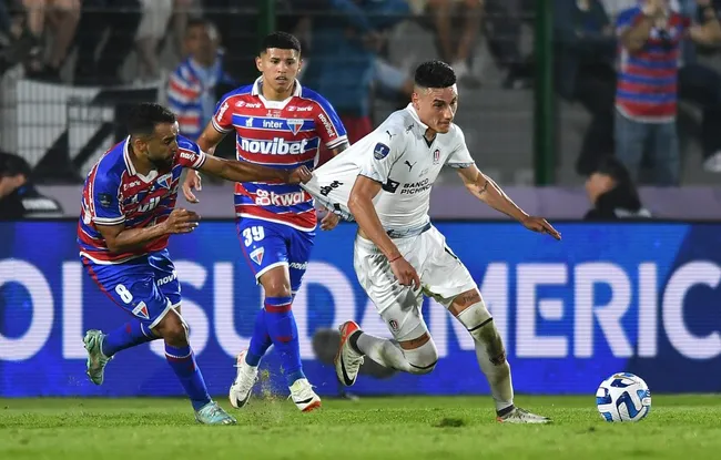 Martínez viene de jugar 33 partidos con Liga de Quito, anotando tres goles y entregando cuatro asistencias. ¿Será el tapado de Colo Colo para convencer a Zubeldía? | Foto: Getty Images.