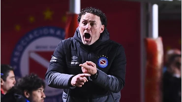 Gabriel Milito es uno de los candidatos para dirigir a la selección chilena.