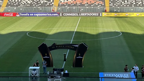 El estado de la cancha del Estadio Monumental tras críticas y arreglos.
