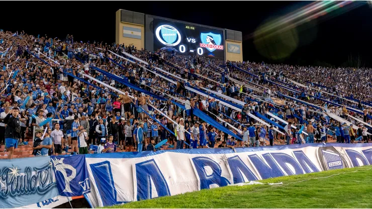 Hinchas de Godoy Cruz son detenidos en su llegada a Chile.