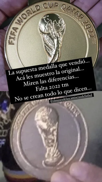 La diferencia entre ambas medallas. Una se ganó en Qatar 2022 y la otra, al parecer, es solo una imitación. | Foto: Captura.