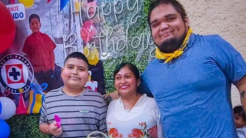 José Armando celebrando su cumpleaños con su familia.