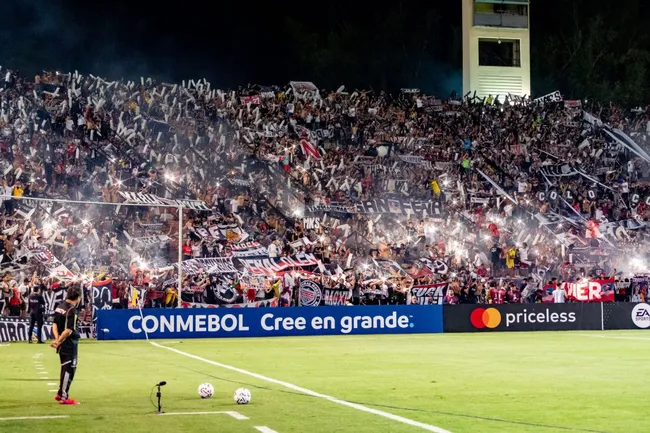 El mal comportamiento de los hinchas de Colo Colo en Mendoza sigue dando de que hablar. | Foto: Guillermo Salazar.