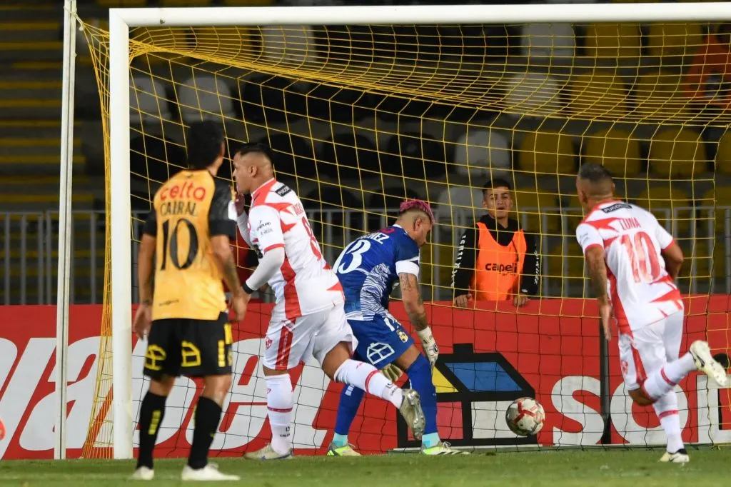 Nicolás Vargas derrotó al Mono Sánchez desde los 12 pasos y así celebró. (Alejandro Pizarro Ubilla/Photosport).