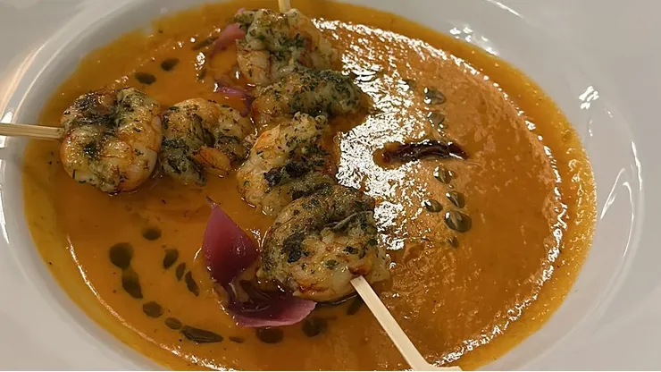 Imagen de referencia: gazpacho con langostinos.