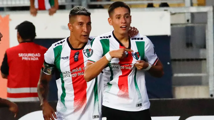 Román celebra su gol histórico y récord para el fútbol chileno en Copa Libertadores.