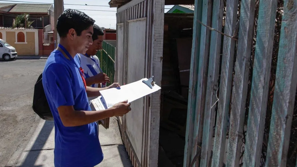 Censista encuesta a una persona en la puerta de su casa en Arica (Censo 2024)