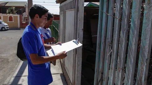 Censista encuesta a una persona en la puerta de su casa en Arica (Censo 2024)
