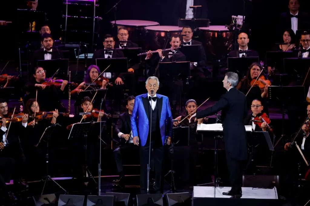 Andrea Bocelli exhibe su fanatismo por el Inter de Alexis en Viña 2024 (Aton Chile)