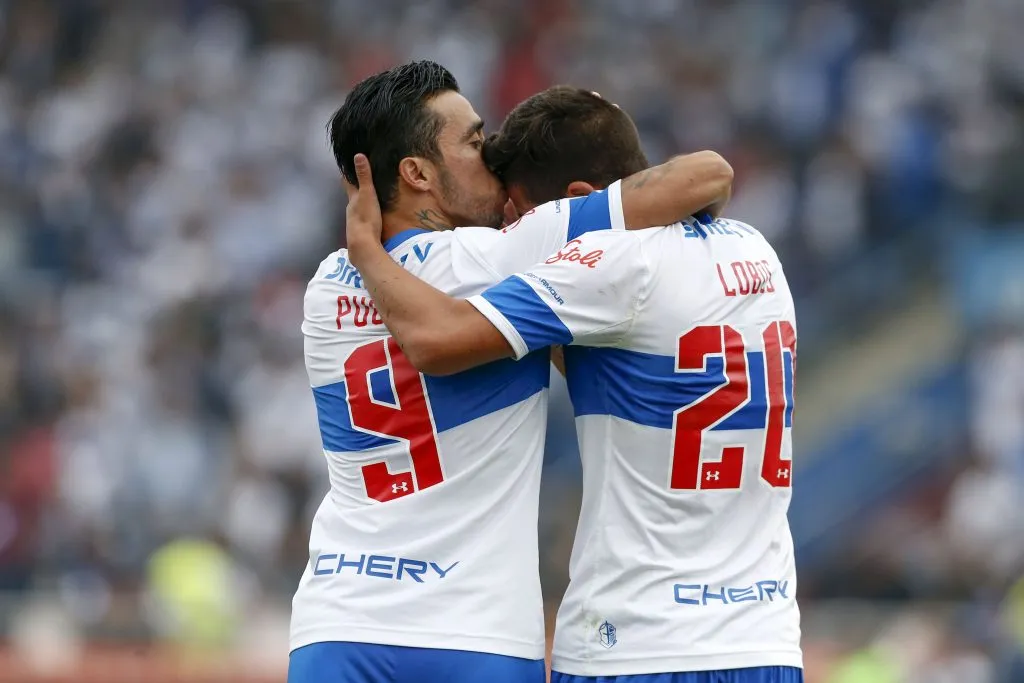 Edson Puch felicita a Carlos Lobos por un golazo de tiro libre a Palestino. (Javier Torres/Photosport).