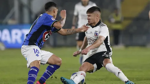 Carlos Lobos en acción ante Colo Colo por Huachipato.