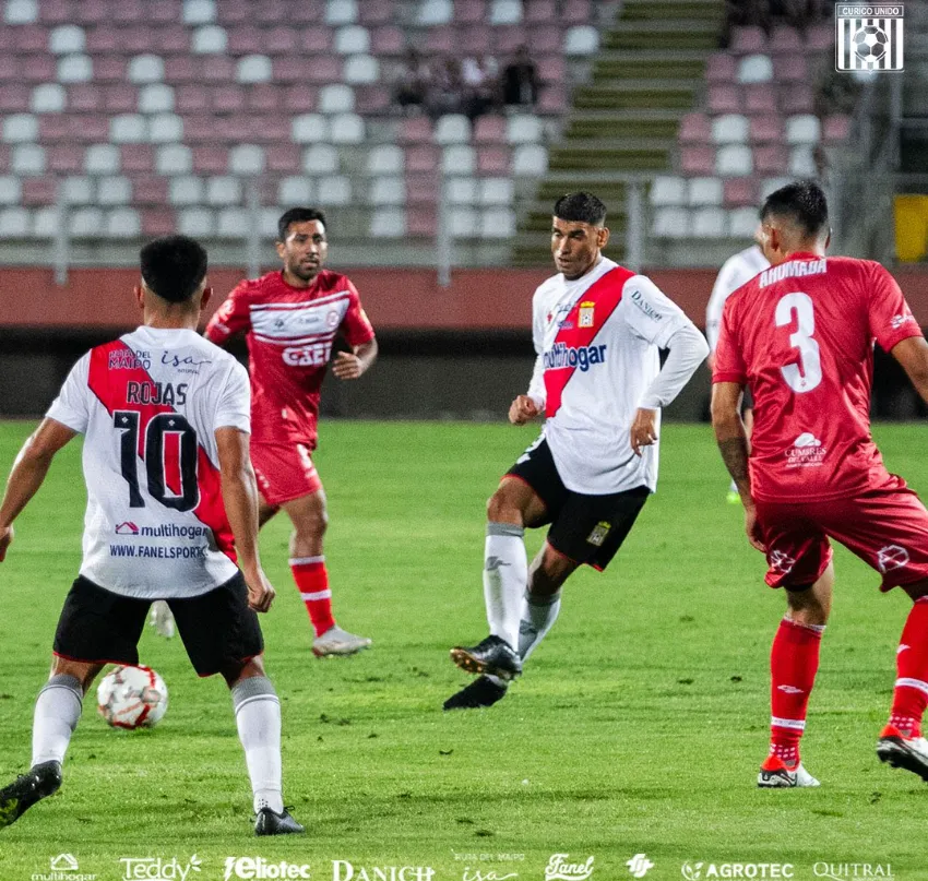 David Escalante en acción durante la victoria albirroja ante Unión San Felipe. (Foto: Curicó Unido).