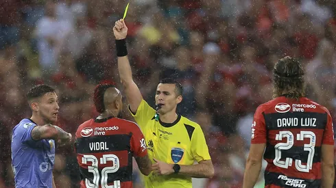 Matonte amonesta a Vidal en un partido de Flamengo