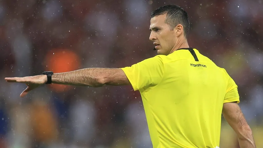 Andrés Matonte dirigiendo la Recopa Sudamericana 2023