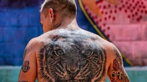 Edu Vargas tiene tatuado un león gigante en su espalda y la insignia de la U en su brazo izquierdo