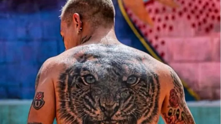 Edu Vargas tiene tatuado un león gigante en su espalda y la insignia de la U en su brazo izquierdo