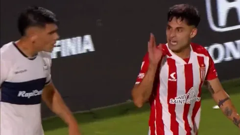 Javier Altamirano tuvo un cruce con un rival y la transmisión lo criticó.