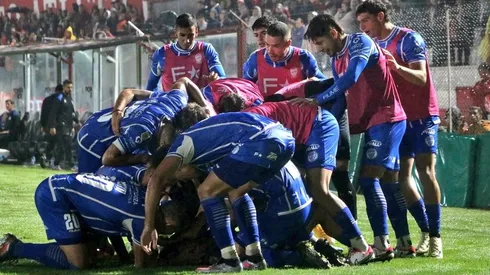 Godoy Cruz celebra el triunfo que le permite seguir puntero en Argentina