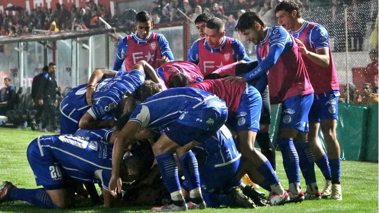Godoy Cruz celebra el triunfo que le permite seguir puntero en Argentina