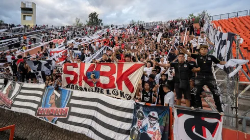 Hinchas de Colo Colo tuvieron pésimo comportamiento en Mendoza.