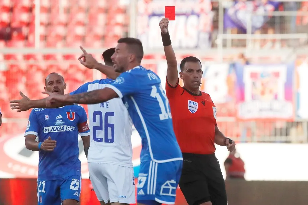 Universidad de Chile jugó con diez gran parte del partido por la expulsión de Pons. | Foto: Getty Images.