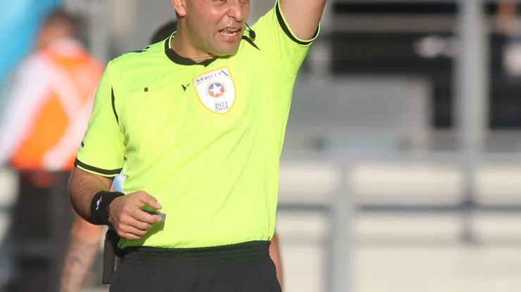 Diego Flores Seguel es el árbitro del duelo entre Universidad Católica y Ñublense (Photosport)